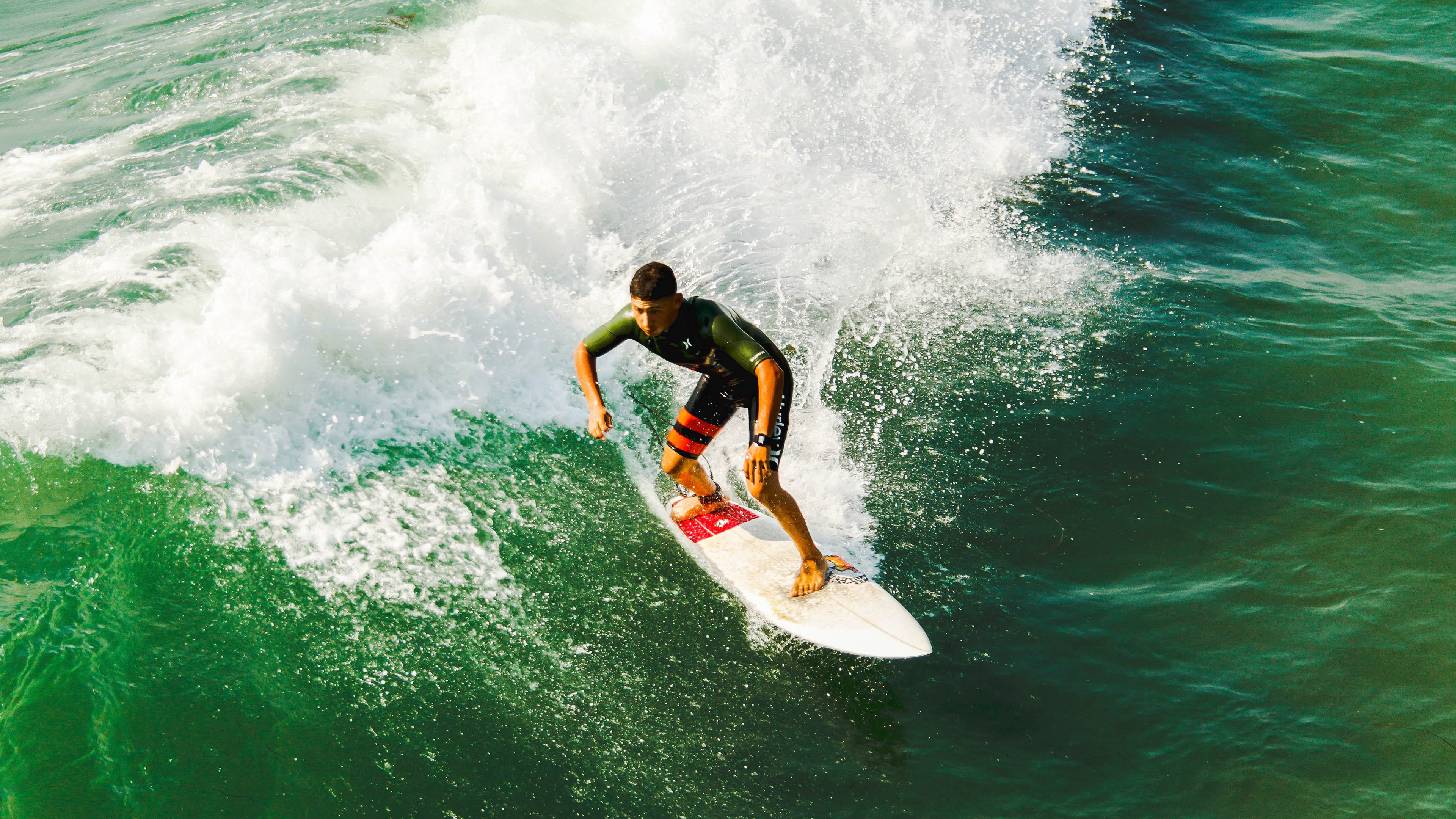 _蓝色海底漂流：探索深海的极限快感_，蓝色海底背景图片
